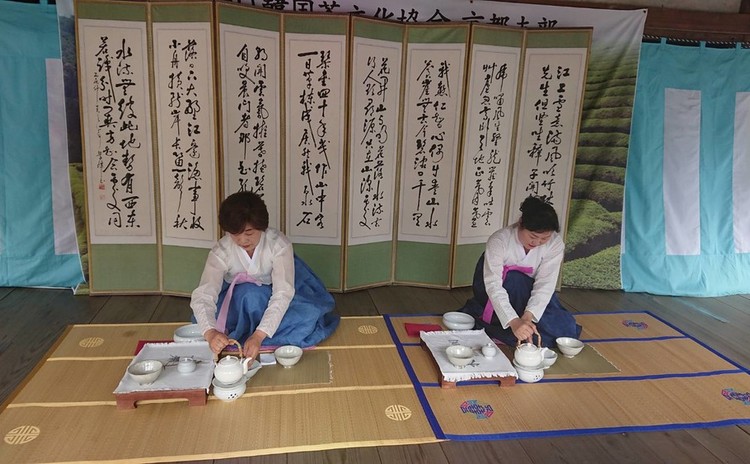 韓国の「雅(みやび)」を感じる~韓国茶禮と伝統餅のコラボ体験~