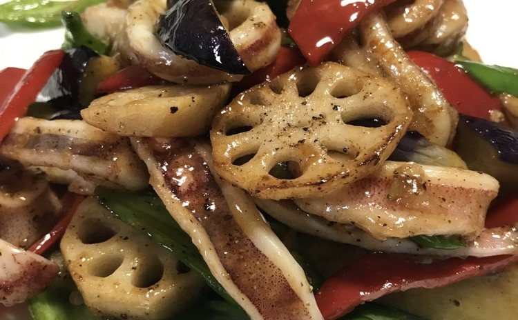 イカと野菜の黒胡椒炒め・牛肉サラダ・ピーマンの海老あん詰め豆豉ソース