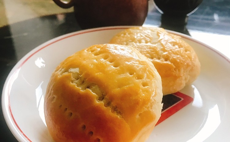香港名物ワイフケーキ&卵麺のあんかけ焼きそば、パクチー入り蒸し餃子