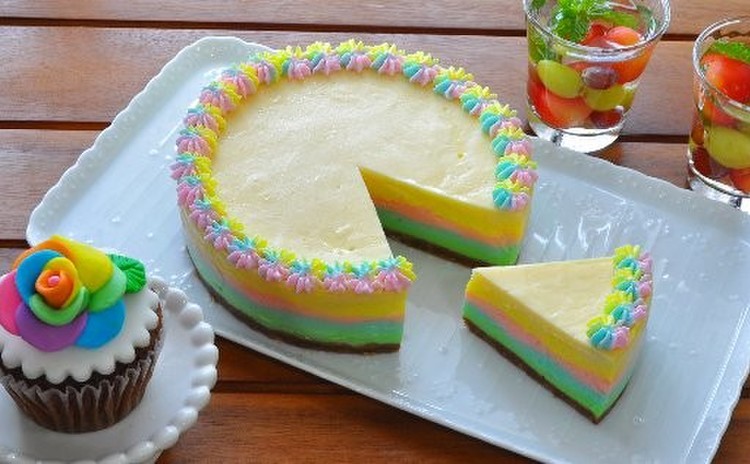 切ってびっくり!レインボーチーズケーキとレインボーローズカップケーキ
