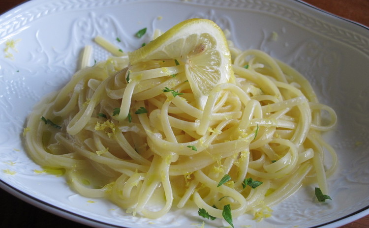 レモンのパスタ、鶏肉とほうれん草のスピナッチーネ、洋ナシのクラフティ