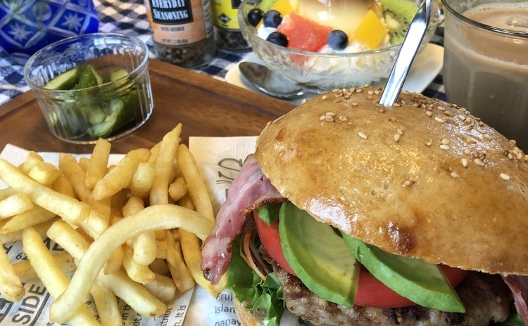 アボカドバーガーとキュウリの和風ピクルス、プリンアラモード
