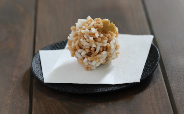 10月/シナモン香る練切り「木枯らし」と葛でとろとろ「みたらし団子」