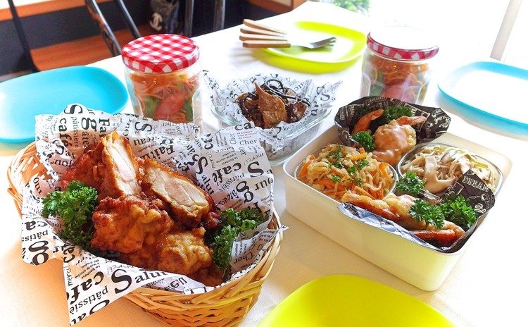 味自慢の行楽弁当♪かぶりつきチキン、えびとんフリッター、懐かしナポリタン 他、作り置き惣菜3品
