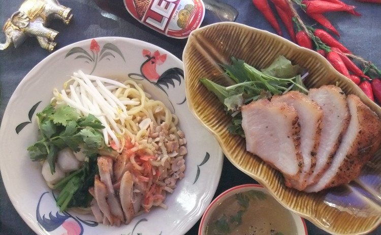 お家でお手軽タイ料理 ☆絶品豚トロ焼豚ムーヤーン ☆さっぱり汁なし和え麺バミーヘーン ☆肉団子と野菜のあっさりスープ トムジュー ムーサップ お土産付き漬け込んだ豚トロ焼豚250g
