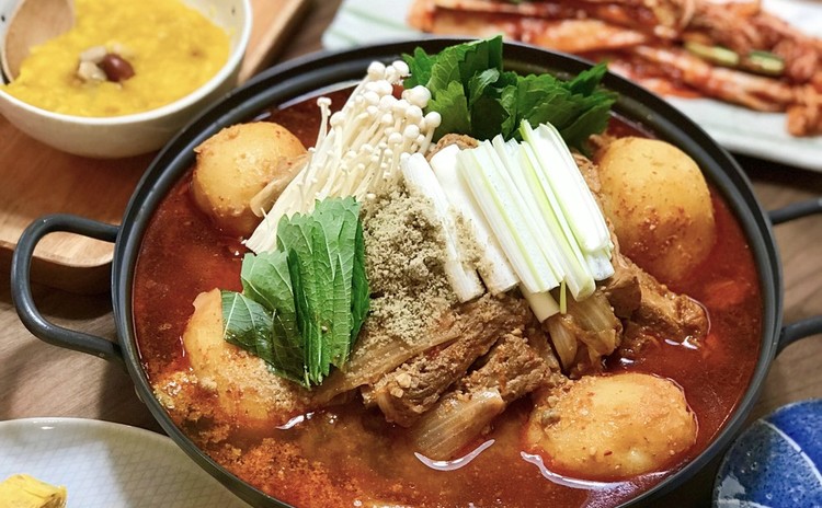 韓国国民鍋!カムジャタン、白菜キムチ、卵焼き、ヒラタケナムル、ほばっじゅくなど
