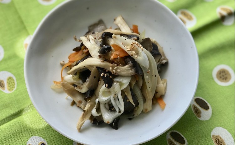 カムジャタン、白菜キムチ、韓国風卵焼き、ヒラタケナムル、ほばっじゅくなど