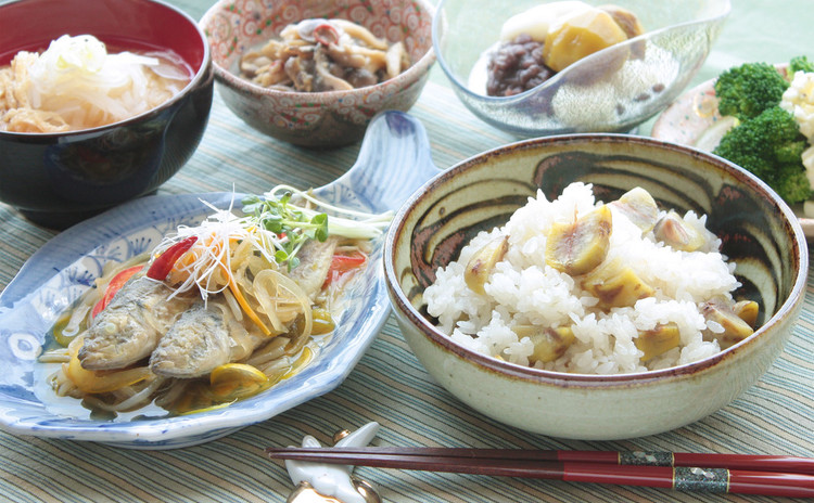 茨城名産、特別農園の大粒栗で年に一度の栗仕事!香り引き立つ秋の献立。