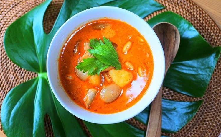 ごちそうヤムウンセンと、世界一美味しい料理に選ばれたカレー。ボウルごと抱えて食べたいマンゴープリンをデザートに。