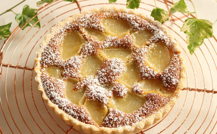 秋の♪しあわせタルトを作りましょう!
旬のフルーツの下には紅茶の香りとラ・フランス♡