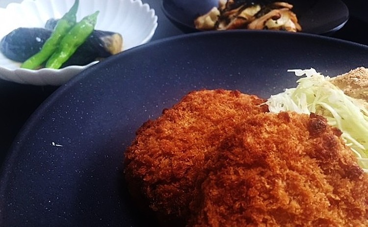 食欲の秋到来!湯気までおいしいジューシーメンチ&季節の味わい茄子の揚げ浸し他
