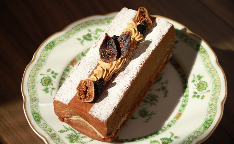 しっとり黒糖スポンジのバタークリームサンド&リンゴのマカロン