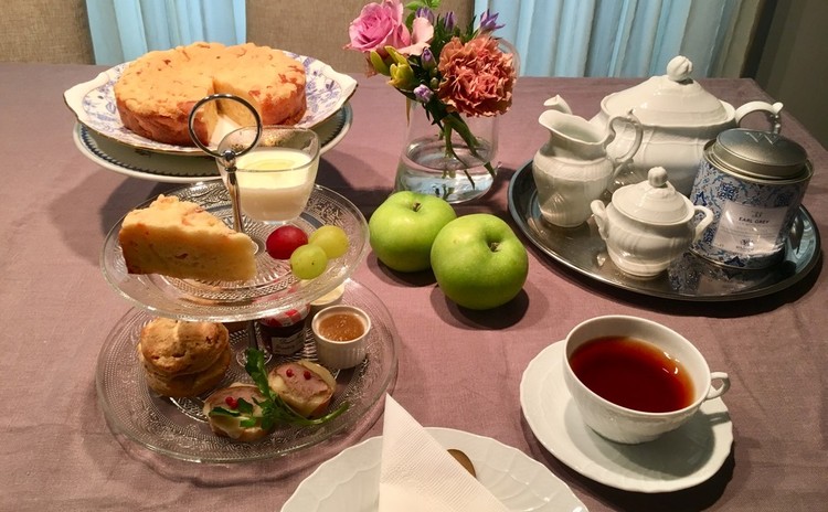 ブラムリーアップル🍏でアフタヌーンティ(スコーン・ケーキお土産付き)