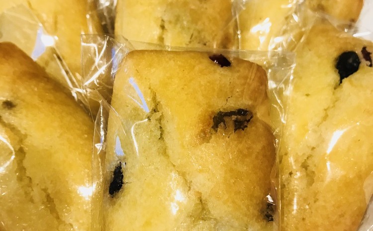 ココナッツ餅パン코코넛빵、チンゲン菜キムチ청경채김치、ワカメスープ미역국はたはた大根煮物노가리무조림、乾エビ炒め건새우볶음