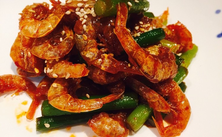 ココナッツ餅パン코코넛빵、チンゲン菜キムチ청경채김치、ワカメスープ미역국はたはた大根煮物노가리무조림、乾エビ炒め건새우볶음