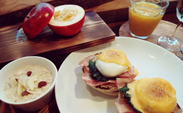 ⭐5星ホテルの贅沢ブランチ⭐ エッグベネディクト 丸々リンゴのコンフィチュール バーチャミューズリー
