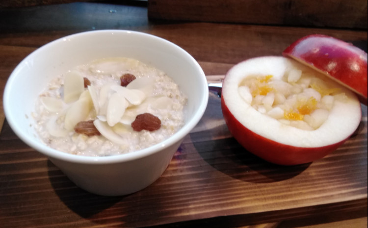 ⭐5星ホテルの贅沢ブランチ⭐ エッグベネディクト 丸々リンゴのコンフィチュール バーチャミューズリー