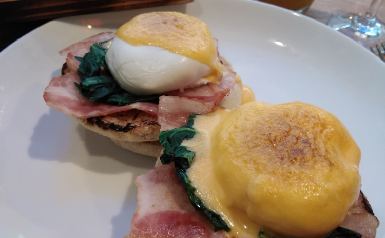 ⭐5星ホテルの贅沢ブランチ⭐ エッグベネディクト 丸々リンゴのコンフィチュール バーチャミューズリー