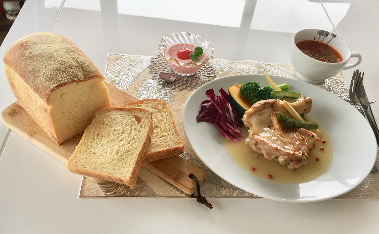 【スイーツorお土産付】コーンチーズ食パン1斤お持ち帰り♪ 本格フランス料理 ローストチキン~レモンバターソース~ ミネストローネ いちごのババロア