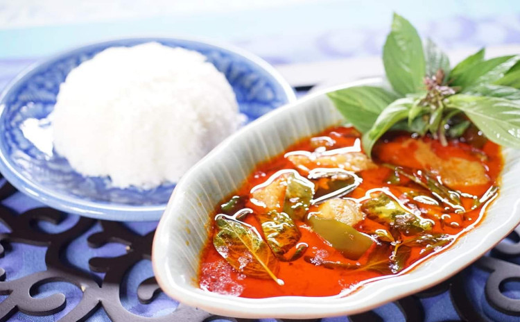 本当に美味しく作れる本格タイ料理。大人気、「海老のトースト揚げ」と「豚肉とナスのレッドカレー」