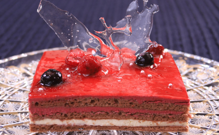 クリスマスシーズン! 華やかカシスとホワイトチョコレートのオペラ