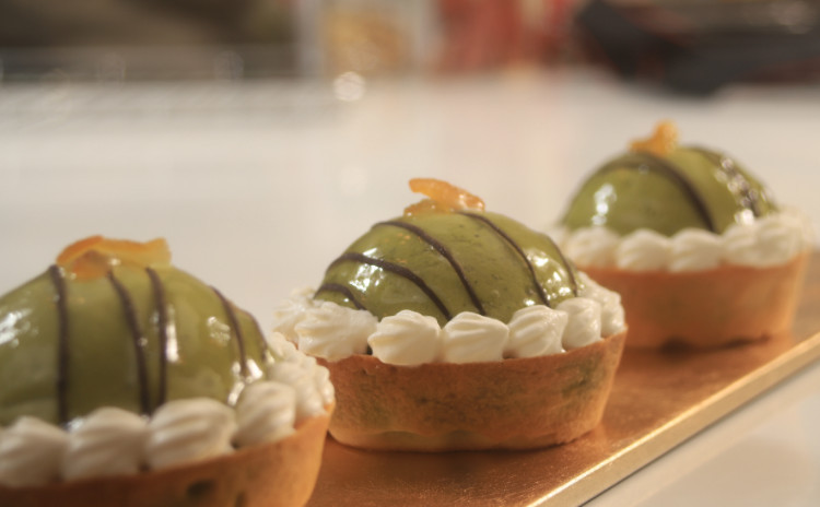 ぷるんと抹茶のムースがオン!プチタルトと自家製フルーツケーキ