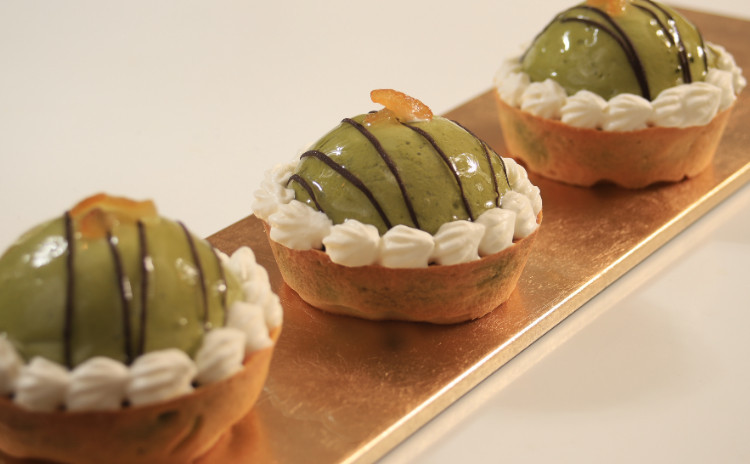 ぷるんと抹茶のムースがオン!プチタルトと自家製フルーツケーキ