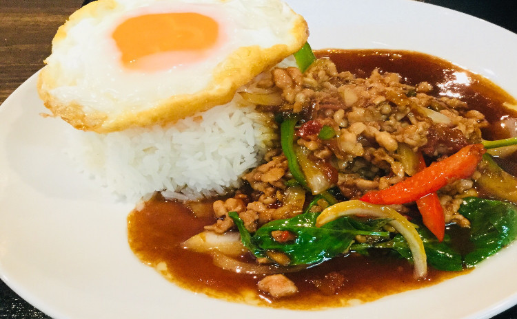毎日、食べても飽きない旨いガパオライス〜揚げ春巻きとスイートチリソース〜さっぱり白菜スープ〜お楽しみデザート