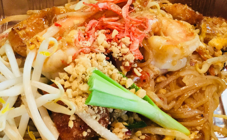 パッタイのペーストから作るタイ定番焼きそば*辛酸っぱいレモングラス香り鶏肉のココナッツミルクスープ*デザートかぼちゃココナッツミルク煮