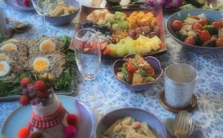 クリスマスタイ料理Part2♪ クリスマスタイ料理Part1に続いて、新しいメニューを作りました。タイ風ミートローフやフルーツを使ったスパイシーなコブサラダなど、手軽に作れて華やかな創作タイ料理5品とデザート1品を作り、スパークリングワインで乾杯しましょう~~