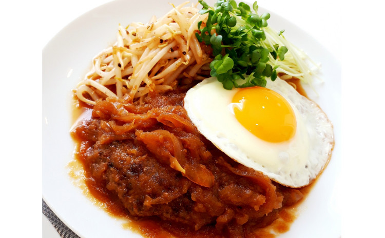 【砂糖不使用ヘルシー洋食】①つなぎ無しで作るステーキみたいな『ワイルドハンバーグwithオニオンソース』、②マヨネーズ不使用『シーザーサラダ』