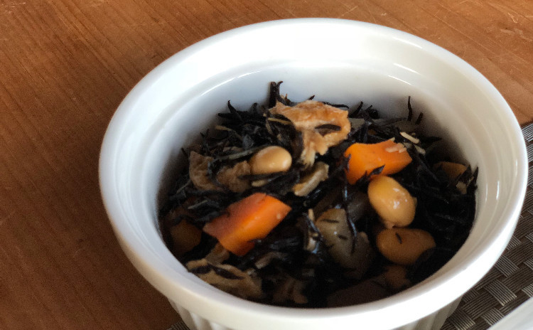 伊勢鶏の黒酢あん炒め、松阪豚の沢煮椀、ひじきの重ね煮、日野菜漬け