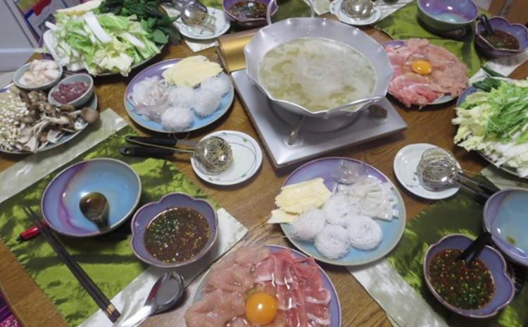 タイで人気の鍋料理「チムチュム」は、ハーブたっぷりで元気が出る鍋です! スープにもタレにもハーブを入れるので、お部屋の中は良い香りに包ませます。チャーンビールで乾杯して、お腹いっぱい召し上がっていただくと、体がぽかぽか温まります♪