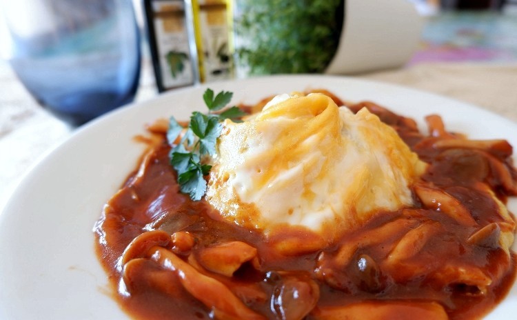 【日程追加】洋食屋さんのメニューをご自宅で 濃厚デミソースのドレスオムライス 2度美味しいオニオングラタンスープやコールスロー