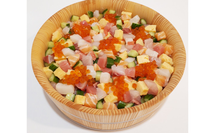 【①天然本マグロ②天然秋鮭③天然ホタテ④天然イクラ⑤砂糖不使用酢飯 使用】極上海鮮ばらちらし:2人前お持ち帰り(※お持ち帰り用容器付き)