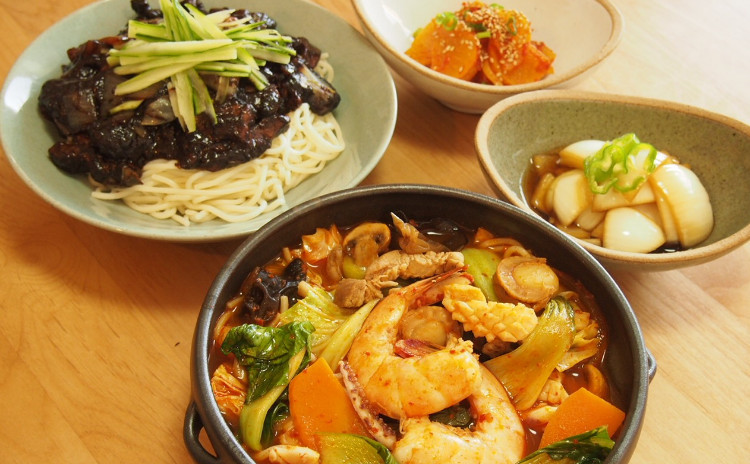 韓国式ジャージャー麺と海鮮ちゃんぽんほか、漬物2品、野菜のホットック(玉ねぎの漬物お土産付き)