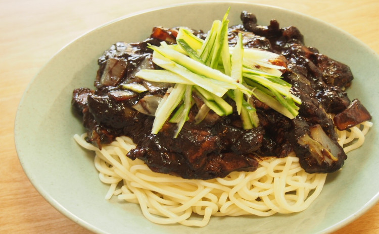 韓国式ジャージャー麺と海鮮ちゃんぽんほか、漬物2品、野菜のホットック(玉ねぎの漬物お土産付き)