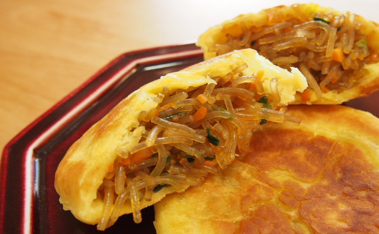 韓国式ジャージャー麺と海鮮ちゃんぽんほか、漬物2品、野菜のホットック(玉ねぎの漬物お土産付き)