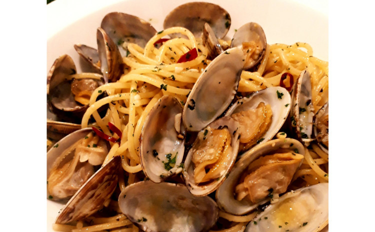 【砂糖不使用★ヘルシー洋食】①あさりの旨味が美味しい『スパゲッティ ボンゴレビアンコ』、 ②サルサドレッシングの『ケールサラダ』、 ③お砂糖不使用『濃厚大人のティラミス』※ティラミスはデモのみ