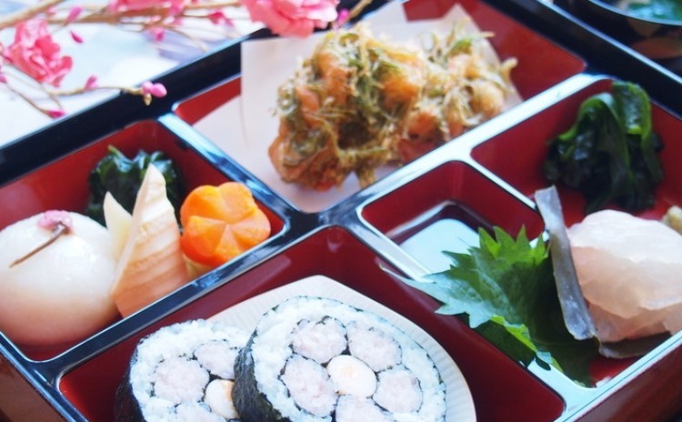 春の懐石弁当🌸桃の花寿司、桜蒸し、小エビのかき揚げ、鯛の昆布締めなど