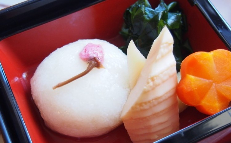 春の懐石弁当🌸桃の花寿司、桜蒸し、小エビのかき揚げ、鯛の昆布締めなど