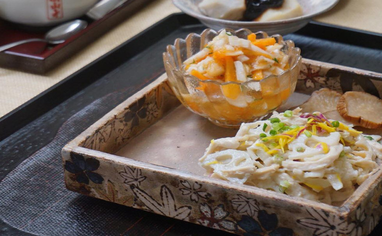 日本三大地鶏「比内地鶏」を味わう♪/「三度楽しめる比内地鶏の土鍋飯」/比内地鶏と蓮根のわさマヨ和え/その他3品