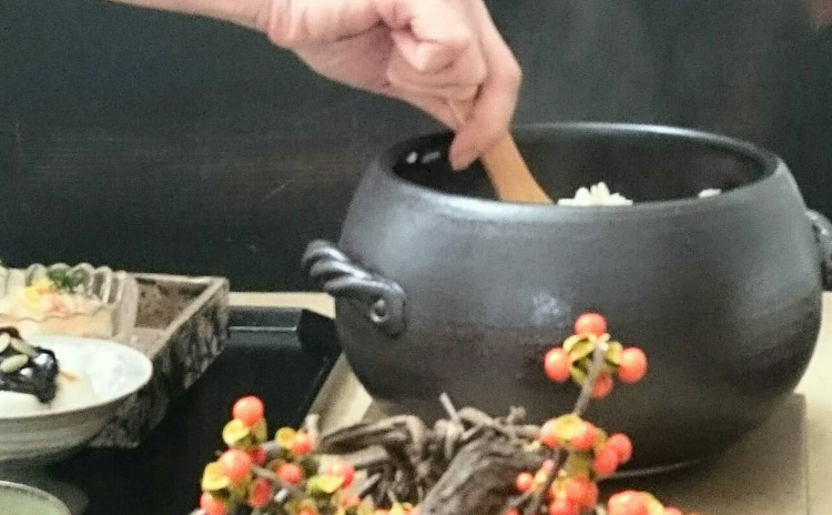 日本三大地鶏「比内地鶏」を味わう♪/「三度楽しめる比内地鶏の土鍋飯」/比内地鶏と蓮根のわさマヨ和え/その他3品
