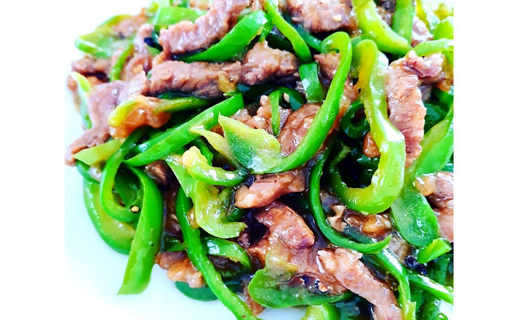 【砂糖不使用★ヘルシー中華】①お箸が止まらなくなっちゃう『すっきりシンプル青椒肉絲』、②ファン続出中『絶品中華風トマトサラダ』