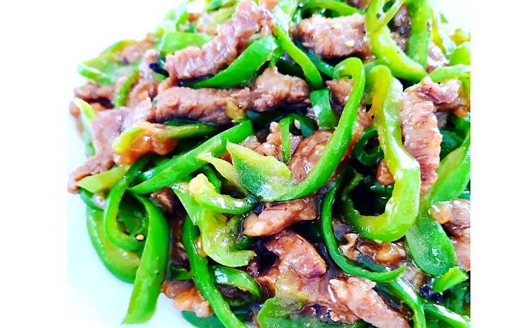 【砂糖不使用★ヘルシー中華】①お箸が止まらなくなっちゃう『すっきりシンプル青椒肉絲』、②ファン続出中『絶品中華風トマトサラダ』