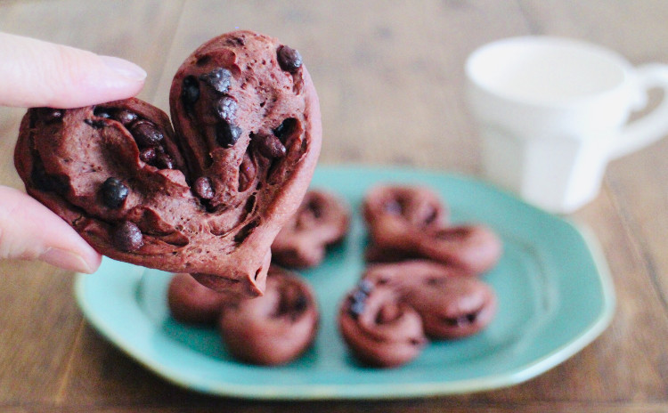 *バレンタインにいかがですか?*chocolatStollen*中種法で味わい深く!!生地にもフィリングにもカカオ風味たっぷりの大人のシュトーレンです*sweet chocolate heart*ふんだんなチョコチップ入りハートの形がキュートなパンです*試食時に講師の焼いたシュトーレンとパン、スープをお出しします*