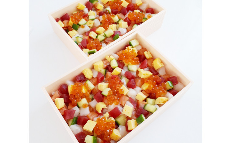【①天然本マグロ②天然秋鮭③天然ホタテ④天然イクラ⑤砂糖不使用酢飯 使用】極上海鮮ばらちらし:2人前お持ち帰り(※お持ち帰り用容器付き)