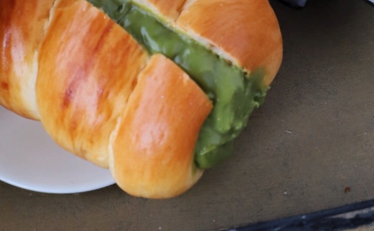 お抹茶カスタードのコルネ&スコップだったら安心カニクリームコロッケ甘さ控えめほうじ茶ラテ♪