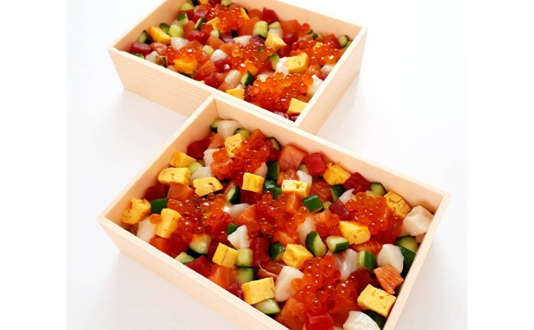 【①天然本マグロ②天然秋鮭③天然ホタテ④天然イクラ⑤砂糖不使用酢飯 使用】極上海鮮ばらちらし:2人前お持ち帰り(※お持ち帰り用容器付き)