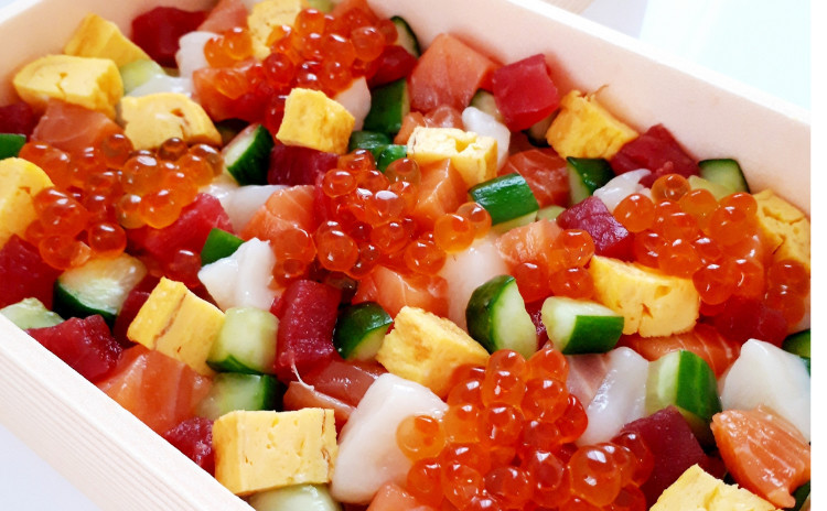 【①天然本マグロ②天然秋鮭③天然ホタテ④天然イクラ⑤砂糖不使用酢飯 使用】極上海鮮ばらちらし:2人前お持ち帰り(※お持ち帰り用容器付き)